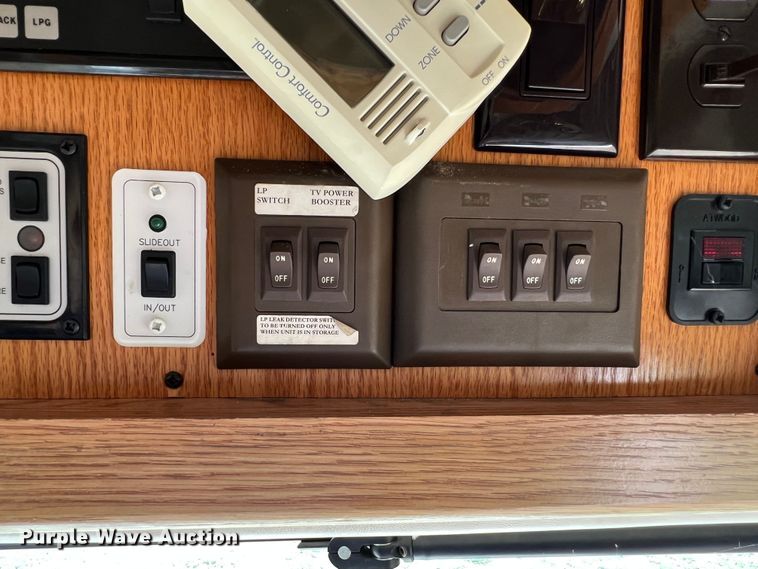 image for item MQ9798 2001 Freightliner XC  RV