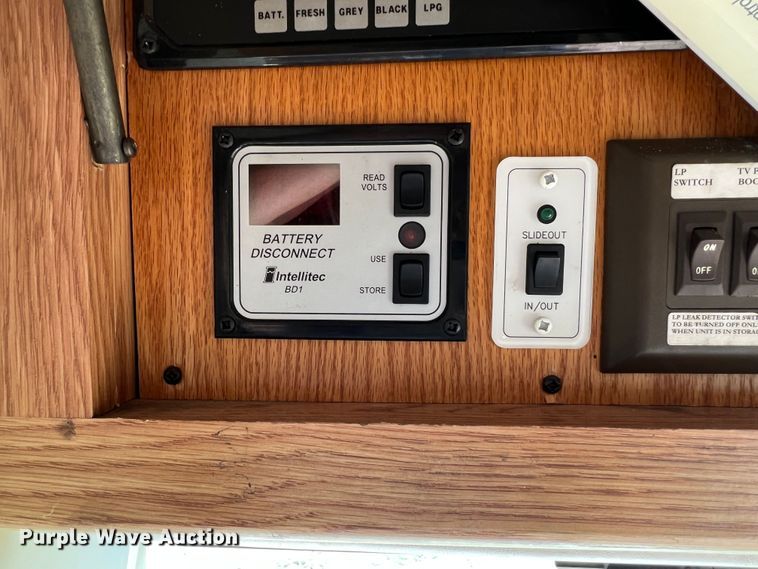 image for item MQ9798 2001 Freightliner XC  RV