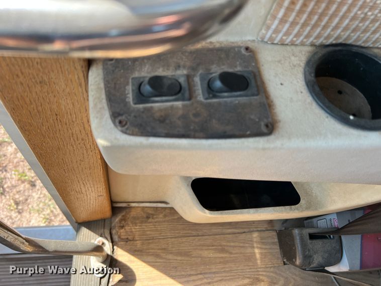 image for item MQ9798 2001 Freightliner XC  RV