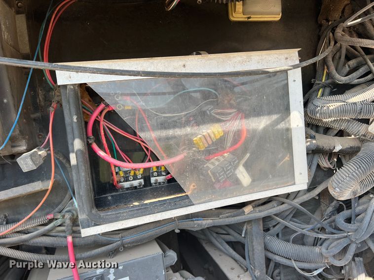 image for item MQ9798 2001 Freightliner XC  RV