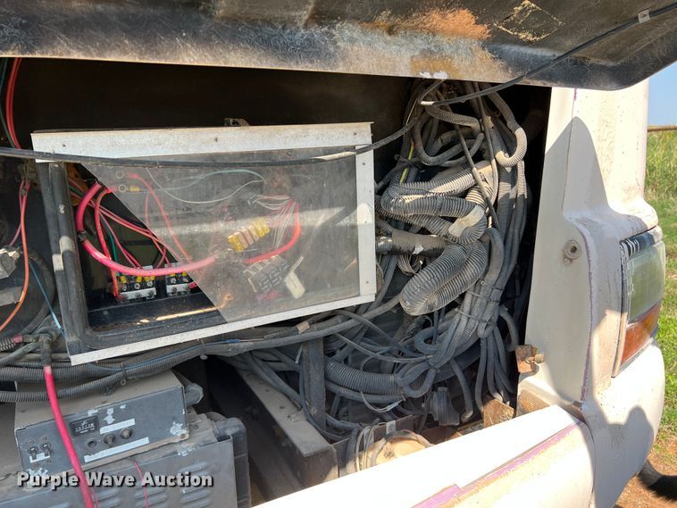 image for item MQ9798 2001 Freightliner XC  RV