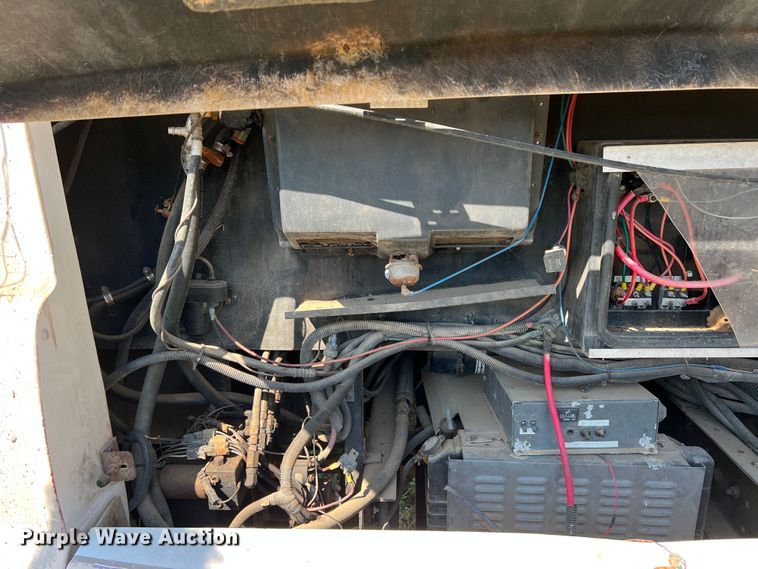 image for item MQ9798 2001 Freightliner XC  RV