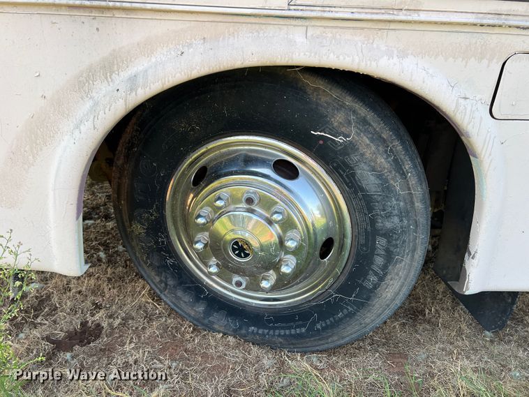 image for item MQ9798 2001 Freightliner XC  RV