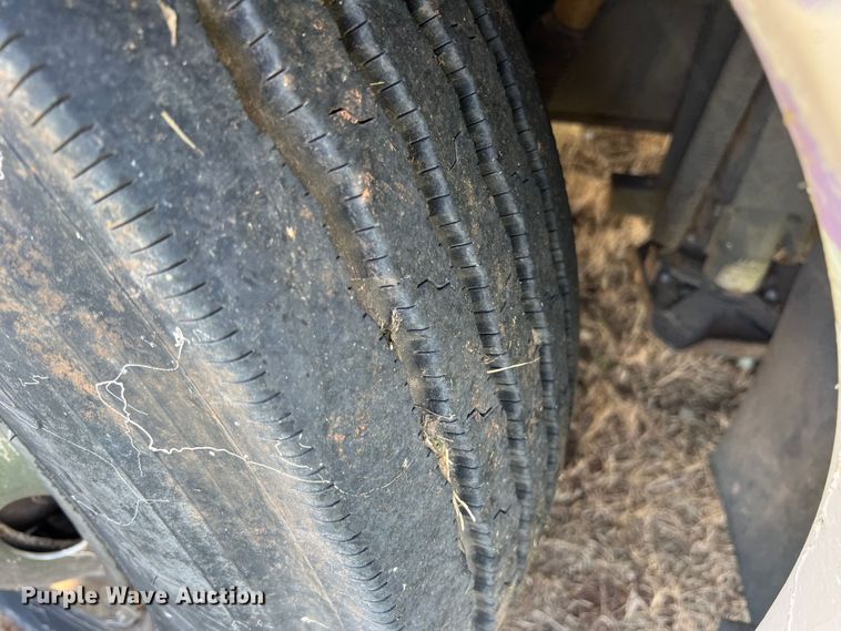 image for item MQ9798 2001 Freightliner XC  RV