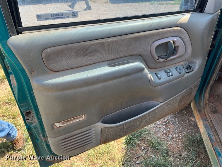 image for item MQ9799 1995 Chevrolet 1500  Ext. Cab pickup truck