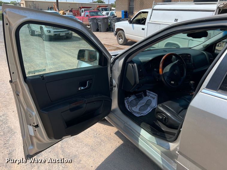 image for item MQ9808 2004 Cadillac SRX  SUV