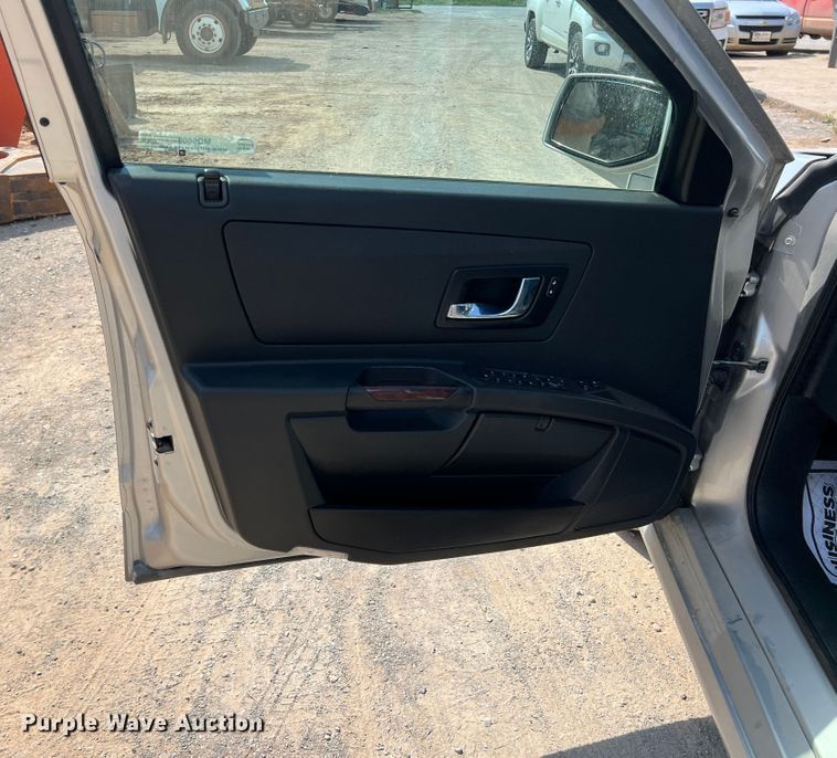 image for item MQ9808 2004 Cadillac SRX  SUV