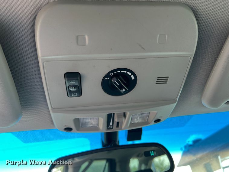 image for item MQ9808 2004 Cadillac SRX  SUV