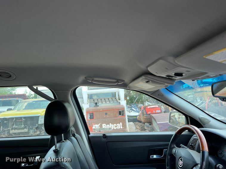 image for item MQ9808 2004 Cadillac SRX  SUV