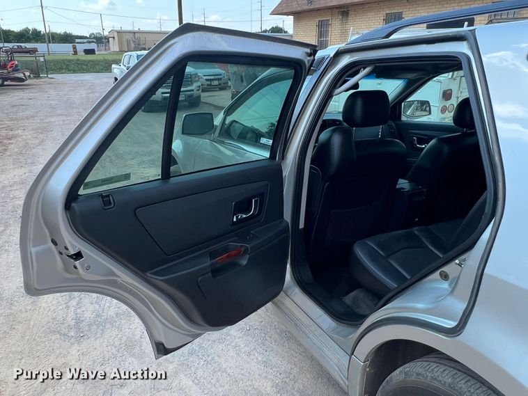 image for item MQ9808 2004 Cadillac SRX  SUV