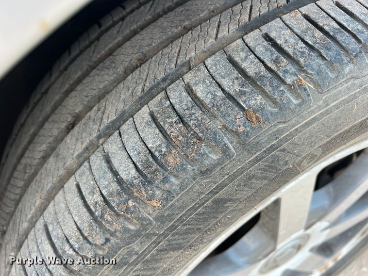 image for item MQ9808 2004 Cadillac SRX  SUV