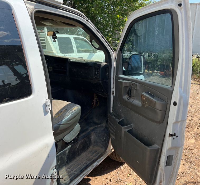 image for item MQ9810 2009 Chevrolet Express 1500  van