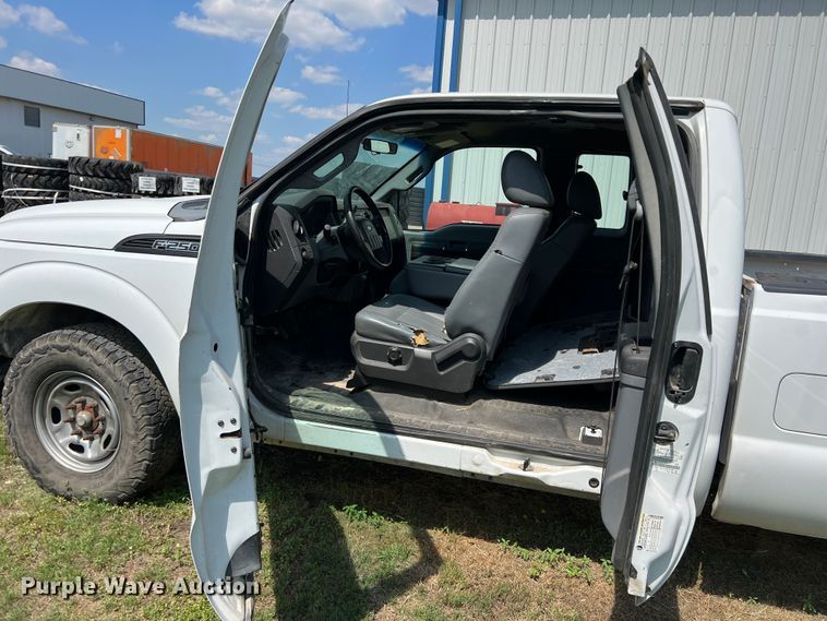 image for item MQ9816 2011 Ford F250 Super Duty  Ext. Cab pickup truck