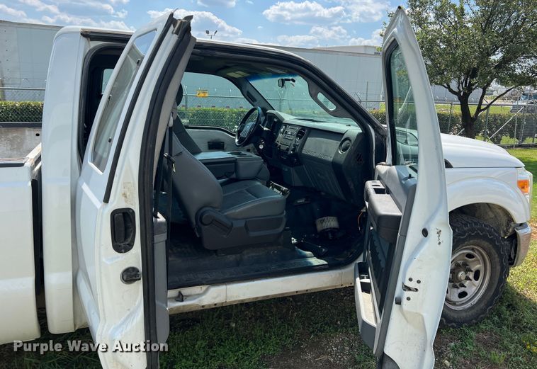 image for item MQ9816 2011 Ford F250 Super Duty  Ext. Cab pickup truck