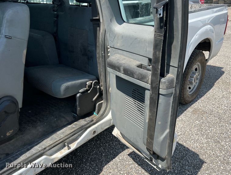 image for item MQ9818 2011 Ford F250 Super Duty  Ext. Cab pickup truck