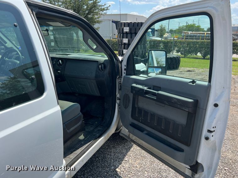 image for item MQ9818 2011 Ford F250 Super Duty  Ext. Cab pickup truck