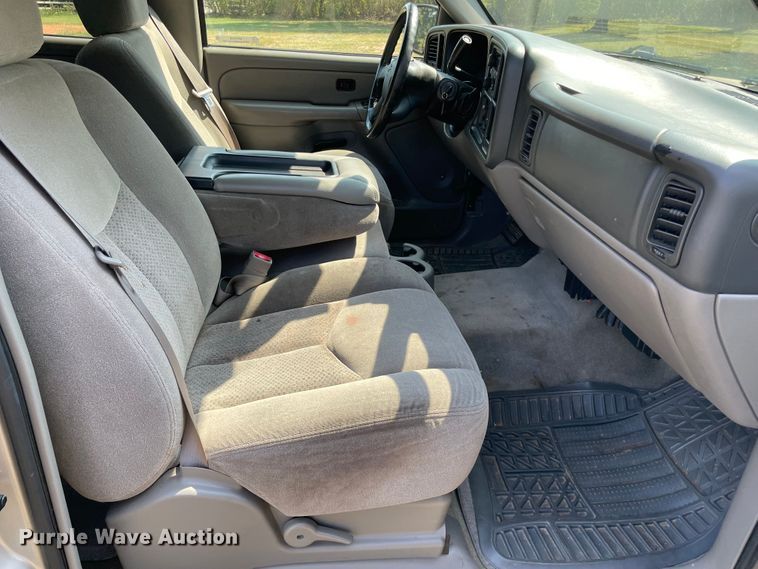 image for item MR9346 2004 Chevrolet Tahoe  SUV