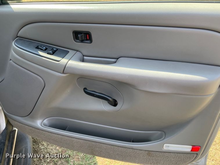 image for item MR9346 2004 Chevrolet Tahoe  SUV