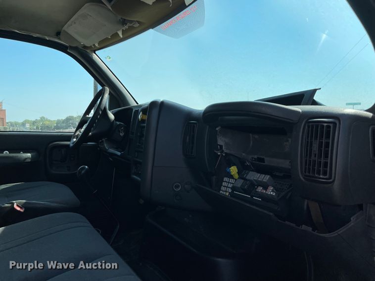 image for item MR9356 2007 GMC C7500  box truck