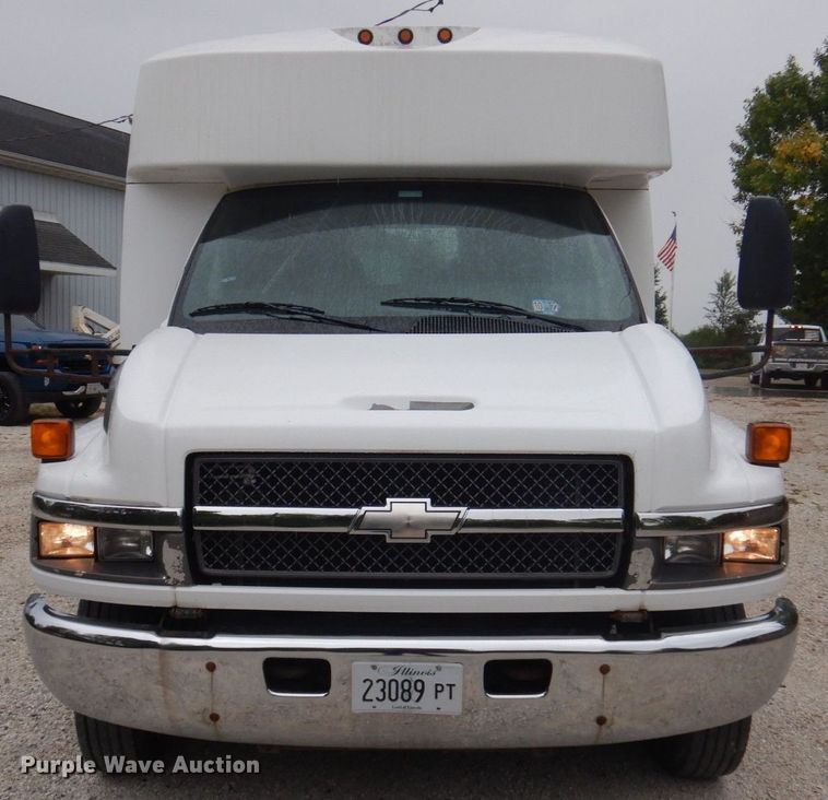 image for item MU9756 2007 Chevrolet C5500  shuttle bus