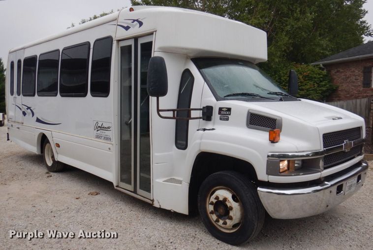 image for item MU9756 2007 Chevrolet C5500  shuttle bus