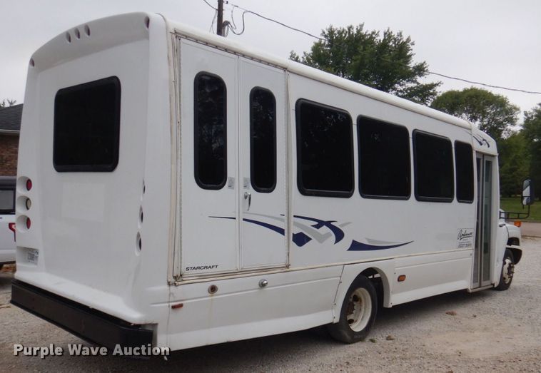 image for item MU9756 2007 Chevrolet C5500  shuttle bus