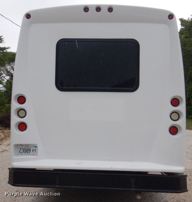 image for item MU9756 2007 Chevrolet C5500  shuttle bus