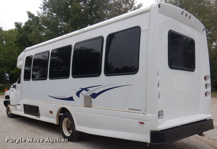 image for item MU9756 2007 Chevrolet C5500  shuttle bus