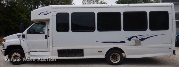 image for item MU9756 2007 Chevrolet C5500  shuttle bus