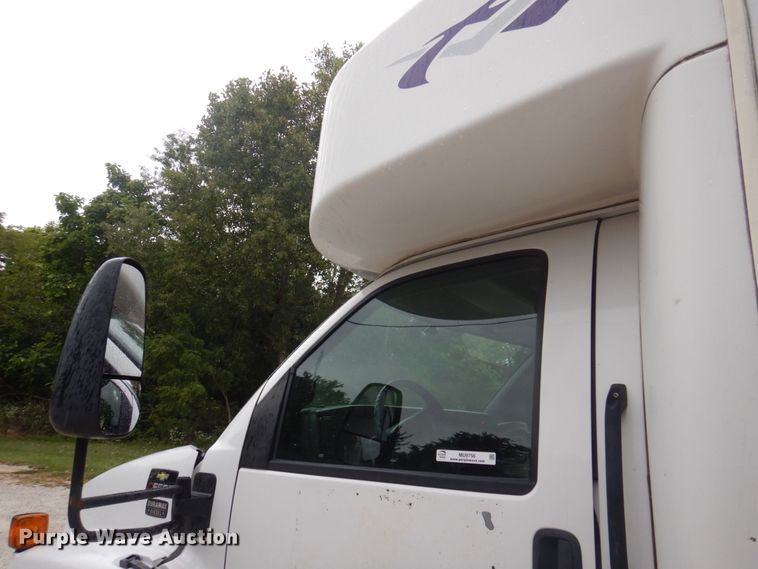 image for item MU9756 2007 Chevrolet C5500  shuttle bus