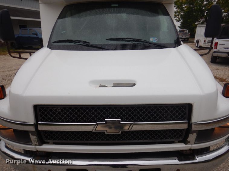 image for item MU9756 2007 Chevrolet C5500  shuttle bus