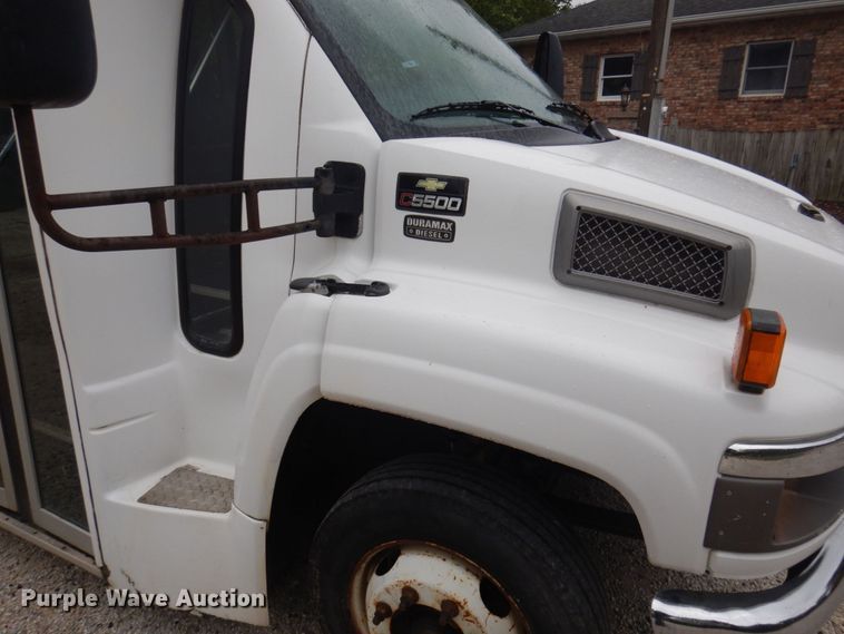 image for item MU9756 2007 Chevrolet C5500  shuttle bus