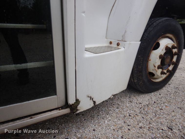 image for item MU9756 2007 Chevrolet C5500  shuttle bus