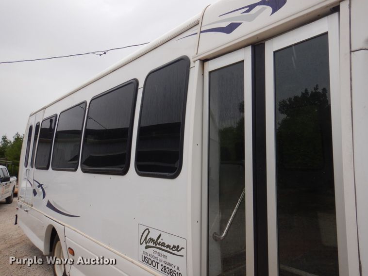 image for item MU9756 2007 Chevrolet C5500  shuttle bus