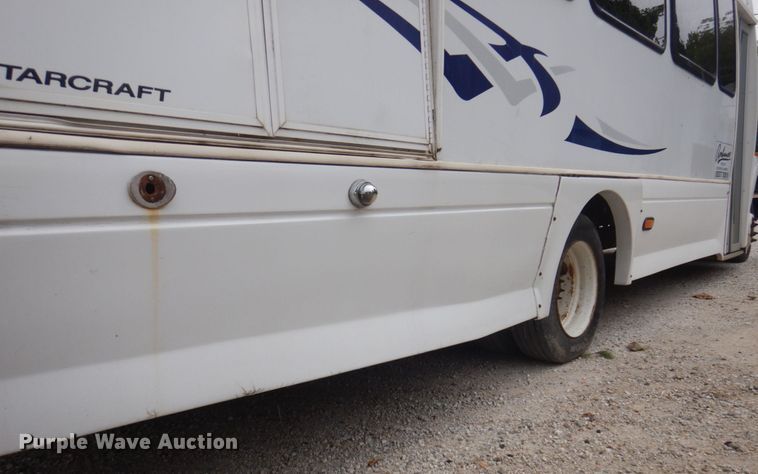 image for item MU9756 2007 Chevrolet C5500  shuttle bus