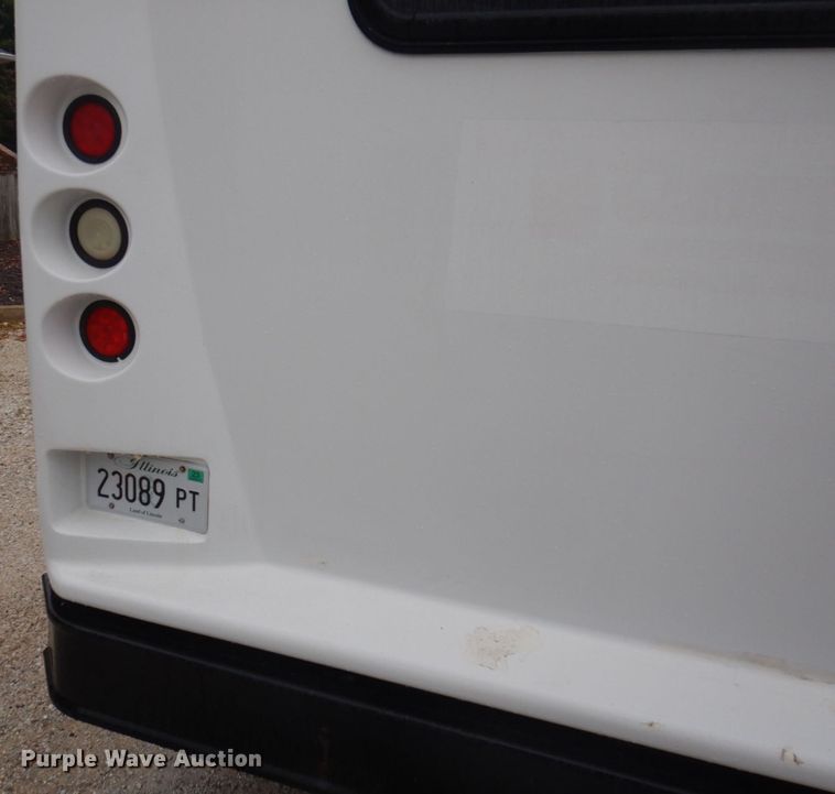 image for item MU9756 2007 Chevrolet C5500  shuttle bus