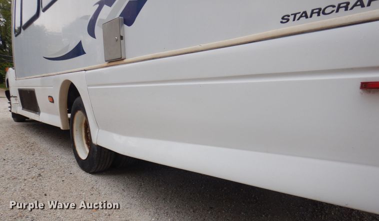 image for item MU9756 2007 Chevrolet C5500  shuttle bus