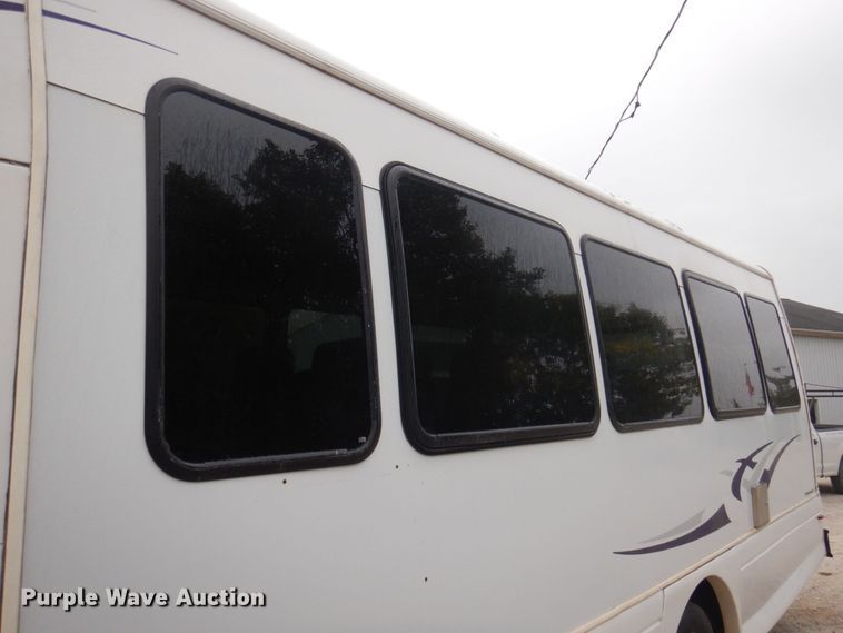 image for item MU9756 2007 Chevrolet C5500  shuttle bus