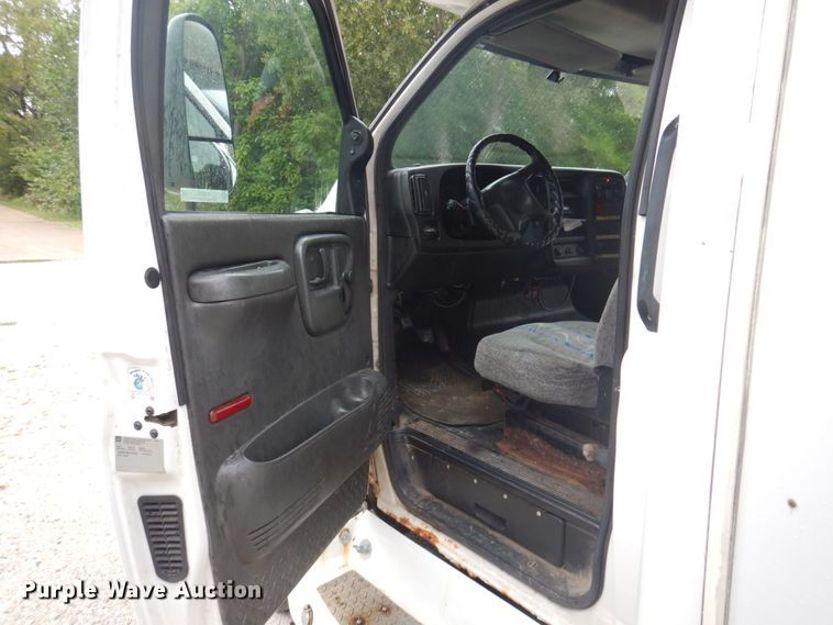image for item MU9756 2007 Chevrolet C5500  shuttle bus