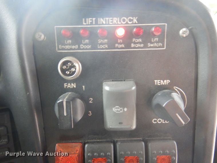 image for item MU9756 2007 Chevrolet C5500  shuttle bus