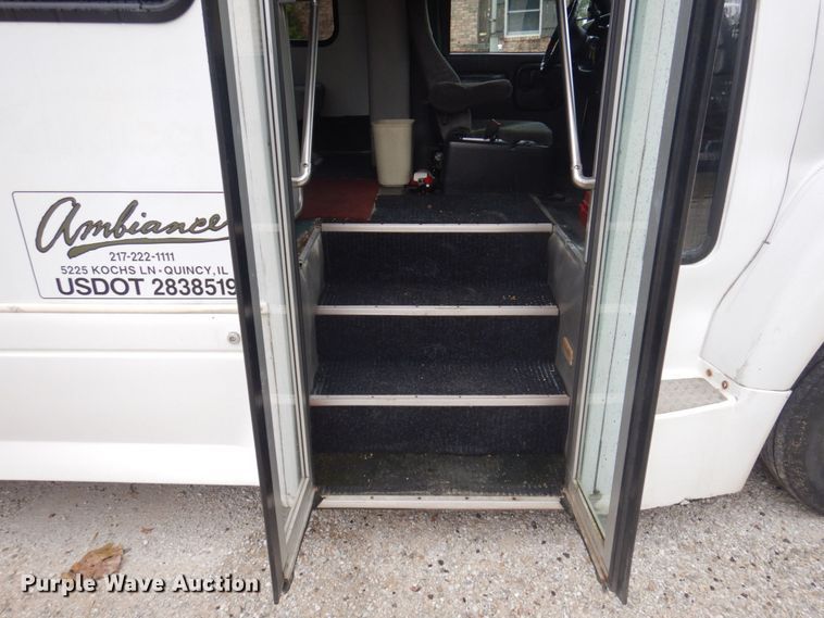 image for item MU9756 2007 Chevrolet C5500  shuttle bus