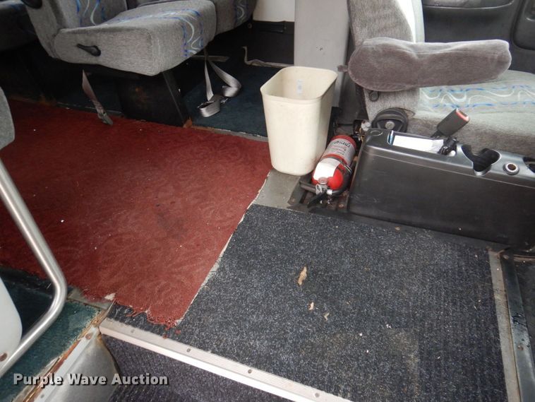 image for item MU9756 2007 Chevrolet C5500  shuttle bus