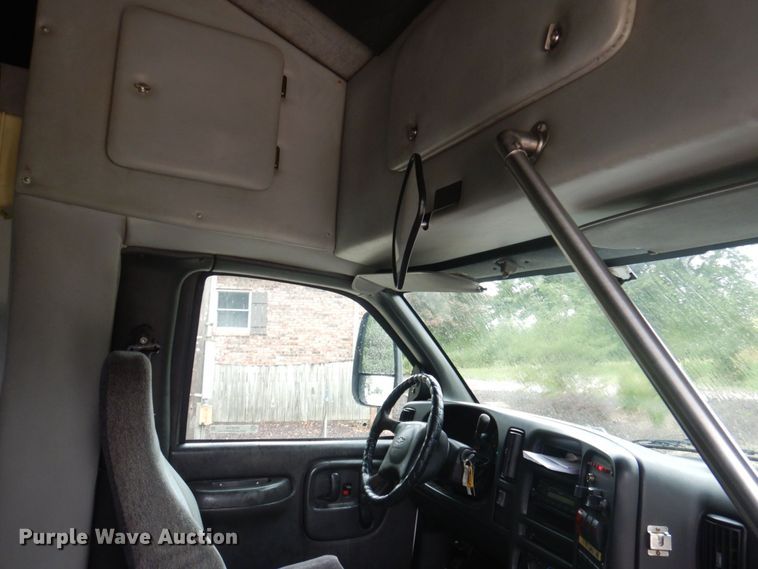 image for item MU9756 2007 Chevrolet C5500  shuttle bus