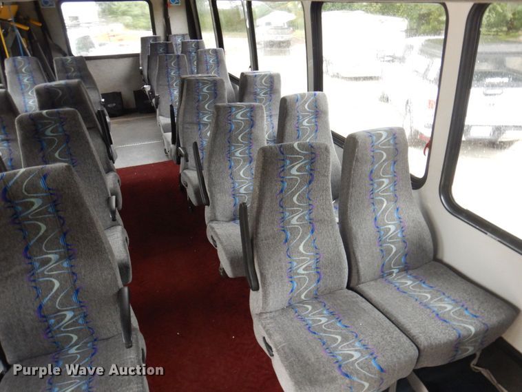 image for item MU9756 2007 Chevrolet C5500  shuttle bus