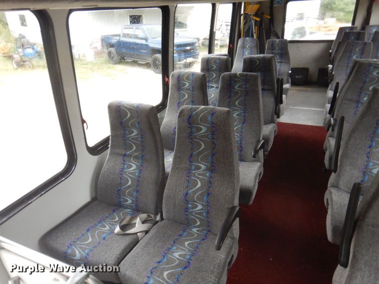 image for item MU9756 2007 Chevrolet C5500  shuttle bus