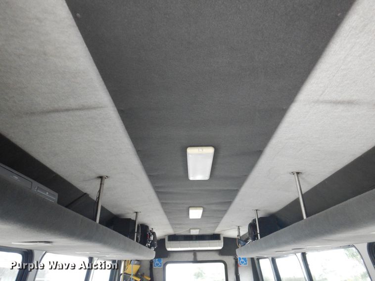 image for item MU9756 2007 Chevrolet C5500  shuttle bus