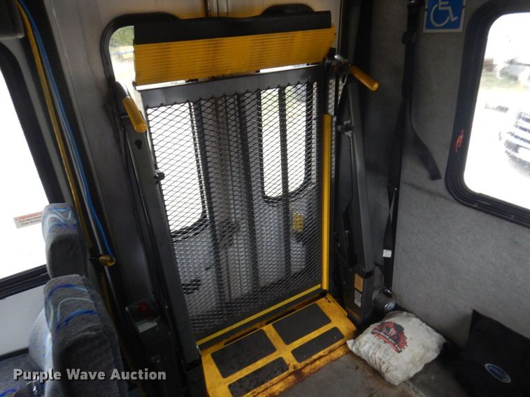 image for item MU9756 2007 Chevrolet C5500  shuttle bus