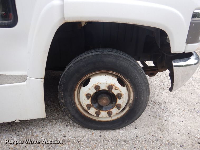 image for item MU9756 2007 Chevrolet C5500  shuttle bus