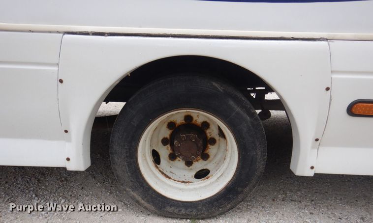 image for item MU9756 2007 Chevrolet C5500  shuttle bus