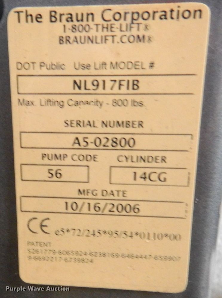 image for item MU9756 2007 Chevrolet C5500  shuttle bus